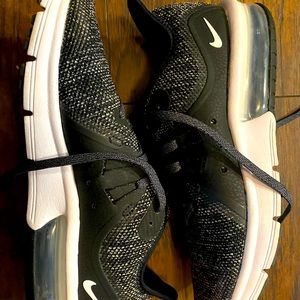 Nike air max shoes 6y or 7.5 in women’s.